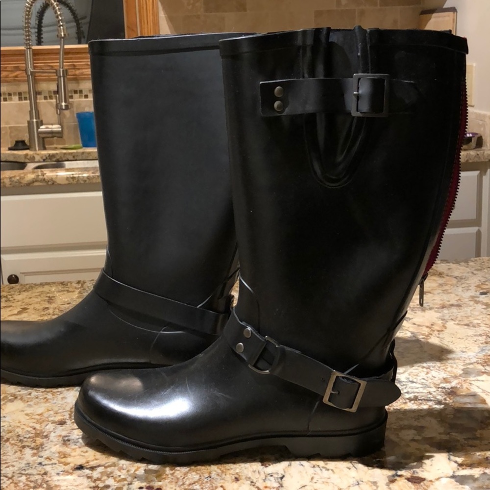 Wide-calf rain boots